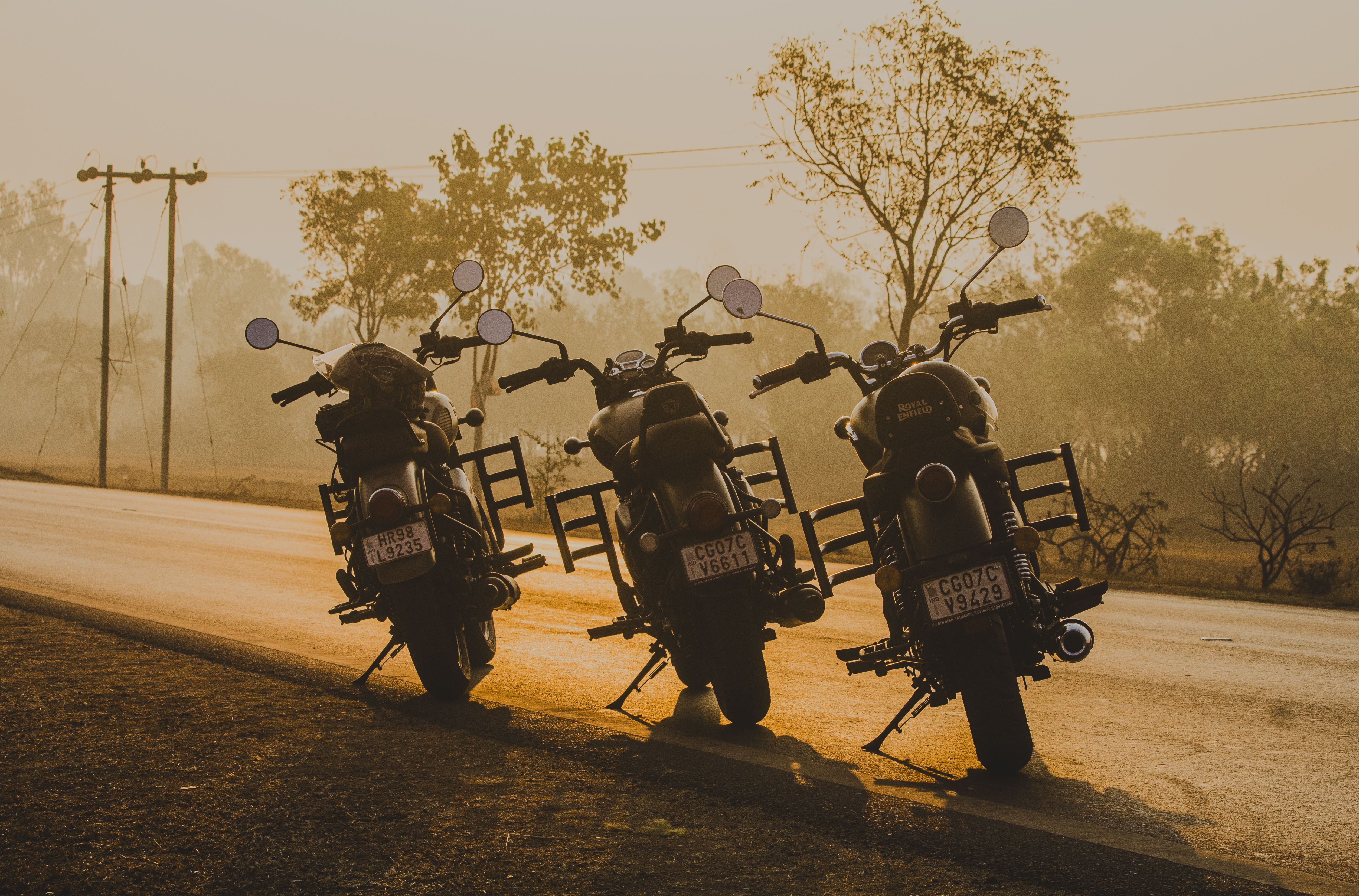 Motociclistas em estrada ao pôr do sol